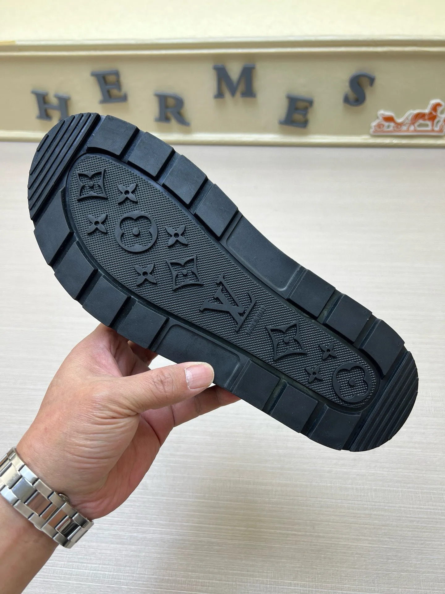 P270🏆Louis Vuitton 🏆[Louis Vuitton] Spring/Summer 2025 [Men's Flip Flops] 🎯🎯As an active family in the fashion industry ⭐ Lv is characterized by bold innovation ⚡Create this casual business style for Chinese fashionable men ✨The fabric is made of imported high-grade cowhide 🔥 Clean and neat ⚡Fashionable and elegant🌹Breathable, sweat-absorbent and deodorant👈So luxurious, high-end and domineering. 👍Must be sold if you repost the picture. Number of yards: 38--46. Color: 🎉 For large quantities. Welcome to repost.